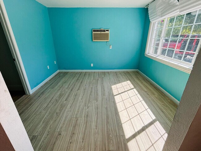 Building Photo - 1725 Hogar Dr