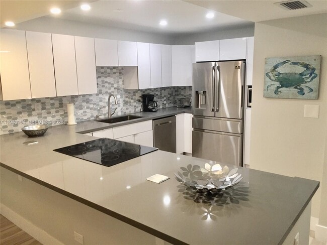 Building Photo - 6039 Collins Ave