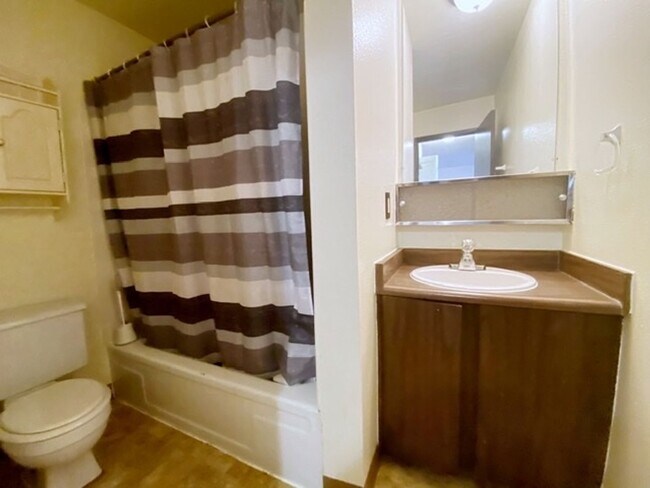 Building Photo - 4660 Reka Dr
