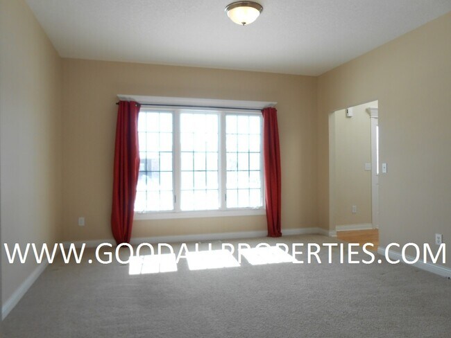 Building Photo - 4BR Urbandale Home with a 3-Car Garage, Deck & Fireplace