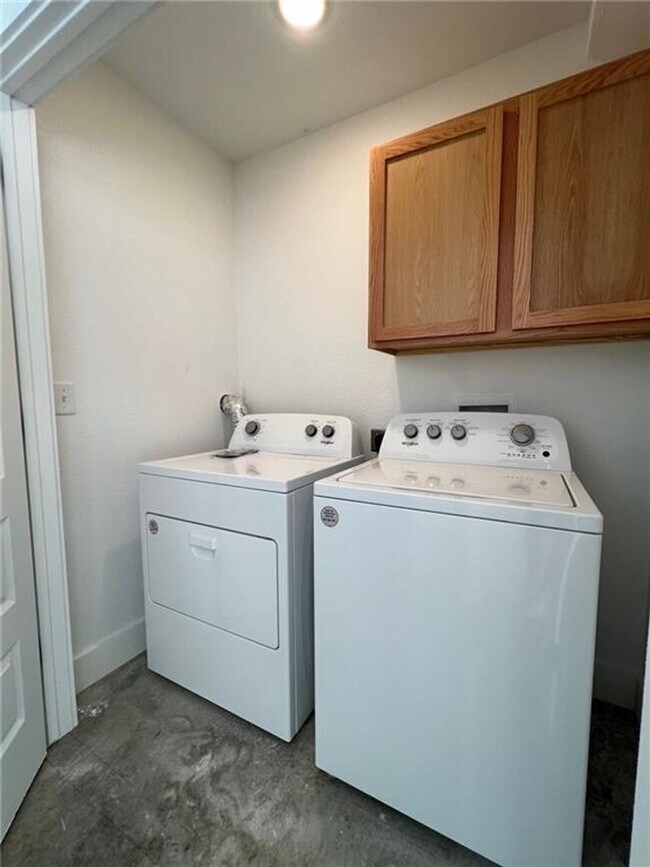 Building Photo - Nice modern 1 bed 1 bath apartment near Campus