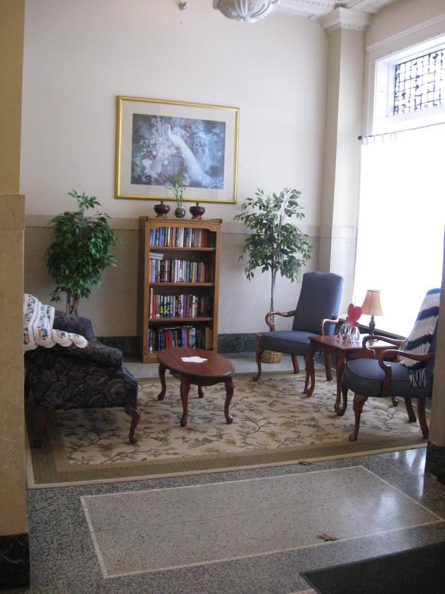 Library (quiet area) - Rumely Historic Apartments