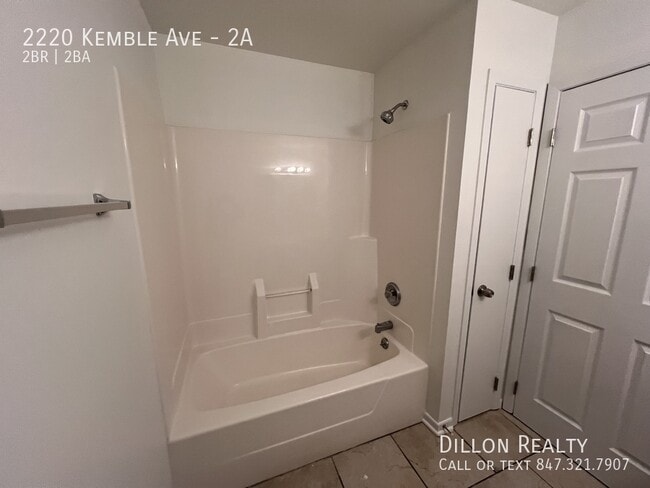 Building Photo - 2220 Kemble Ave