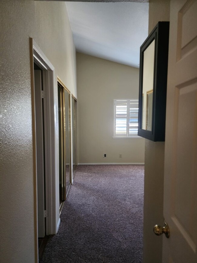 Building Photo - 3 Bedroom 2 Bath in HOA Community with Com...