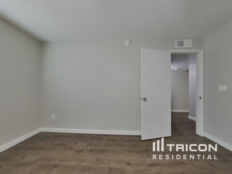 Building Photo - 14033 N 61st Ave