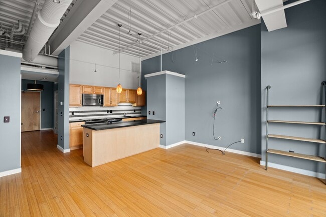 Building Photo - Comfortably-Modern Downtown Condo