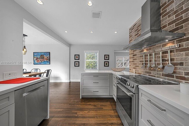 Building Photo - 5850 SW 47th St