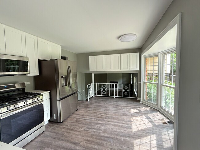 Building Photo - 1807 S Surrey Ridge Dr