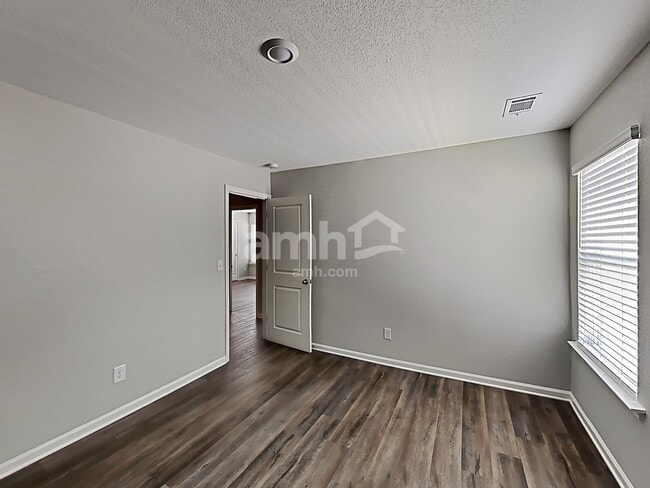 Building Photo - 621 Gleaner Wy