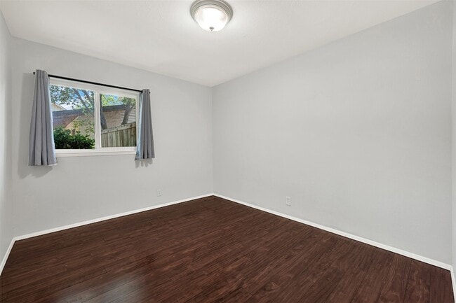 Building Photo - 819 Kingswood Ave