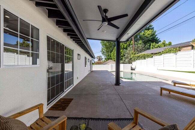 Building Photo - Stunning Mid-Century Modern Pool Home in Walnut Cove – Fully Furnished 4 bedrooms & 3 bathrooms!