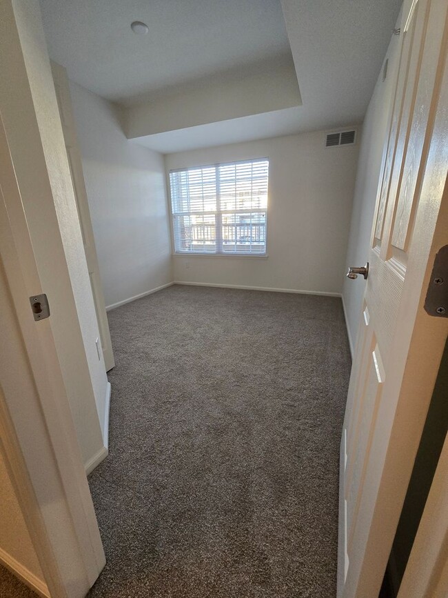 Building Photo - Spacious and Bright 2B/2B Townhome Now Ava...