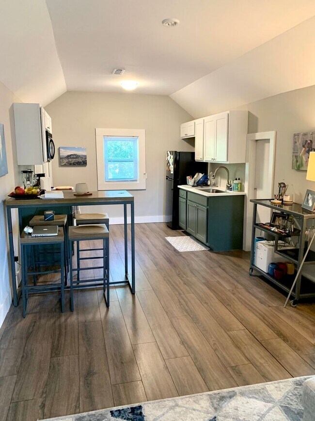 Building Photo - Modern 1 Bedroom Upstairs Apartment in Madison