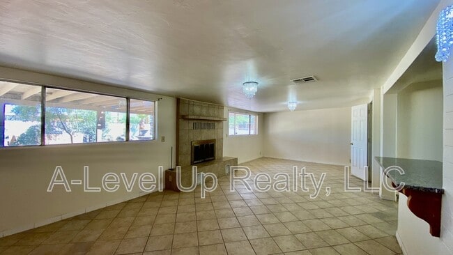 Building Photo - 700 W Calle Colado