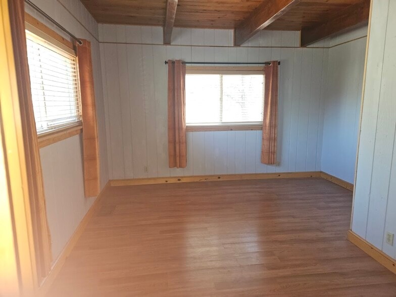 Building Photo - 15325 Acacia Way