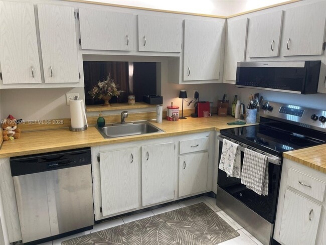 Building Photo - 1820 SW 81st Ave