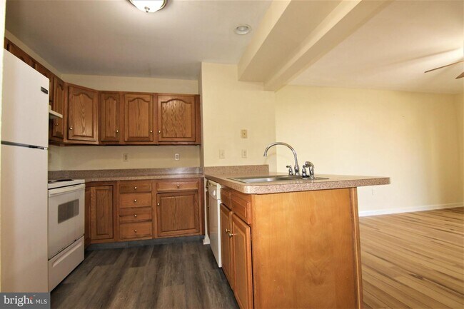 Building Photo - 115 E Sewell St
