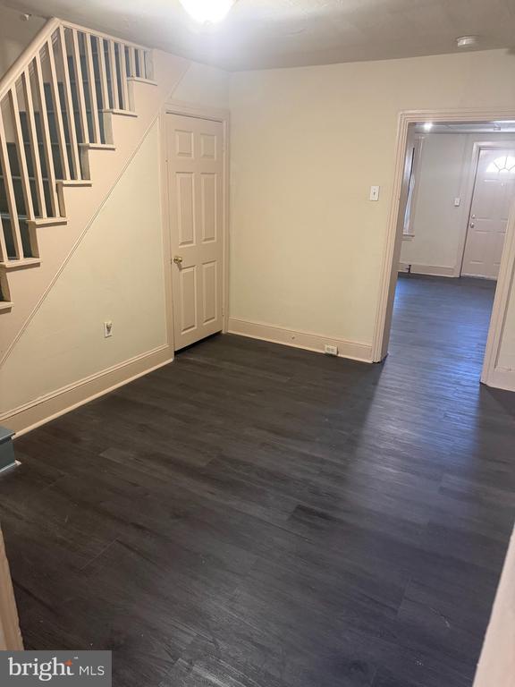 Building Photo - 352 E Airy St