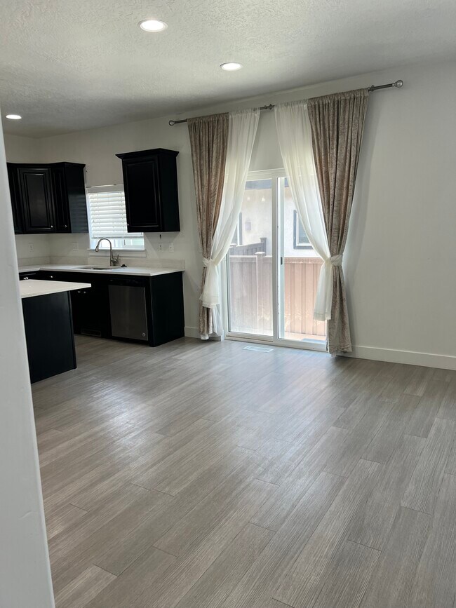 Building Photo - Bluffdale Townhouse