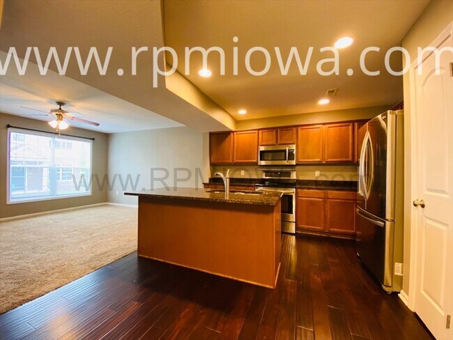 Building Photo - GREAT LOCATION!! 3 Bedroom, 2.5 Bath Townhome in West Des Moines