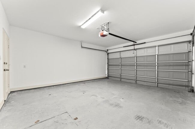 Building Photo - 3045 Clinton Dr