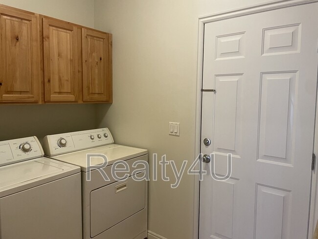 Building Photo - 4081 Rivermist Ln N