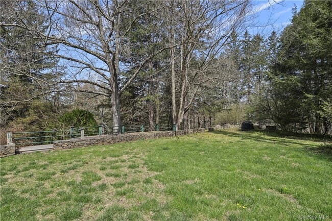 Building Photo - 165 Old Post Rd