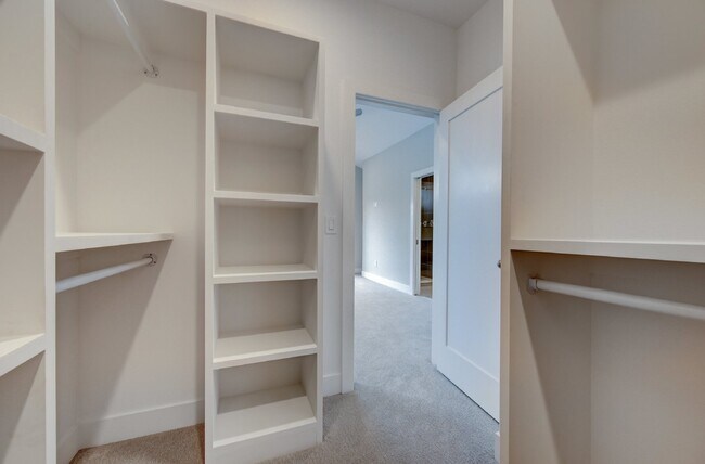 Building Photo - $3,900 - 4 Bed, 3.5 Bath Updated Townhome ...