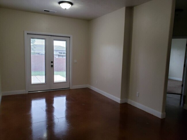Building Photo - 1385 Clinton Way