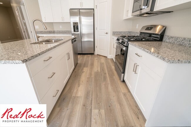 Building Photo - 4 Bedroom, 2.5 Bathroom Townhome in Hurric...