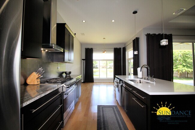 Building Photo - Stunning 4 Bedroom Custom Built Lake Front Home!
