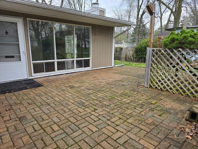 Building Photo - 3 Bedroom Century Modern Home