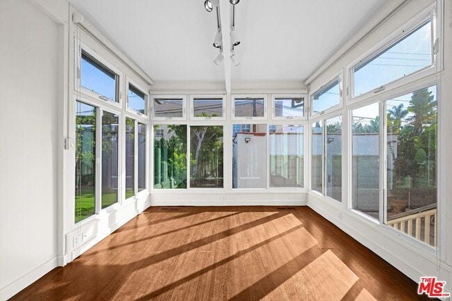 Building Photo - 208 S Rodeo Dr