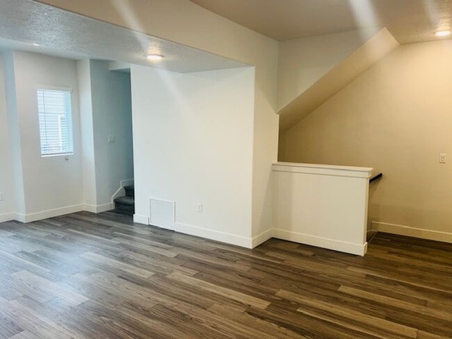 Building Photo - Beautiful new town home built in 2023