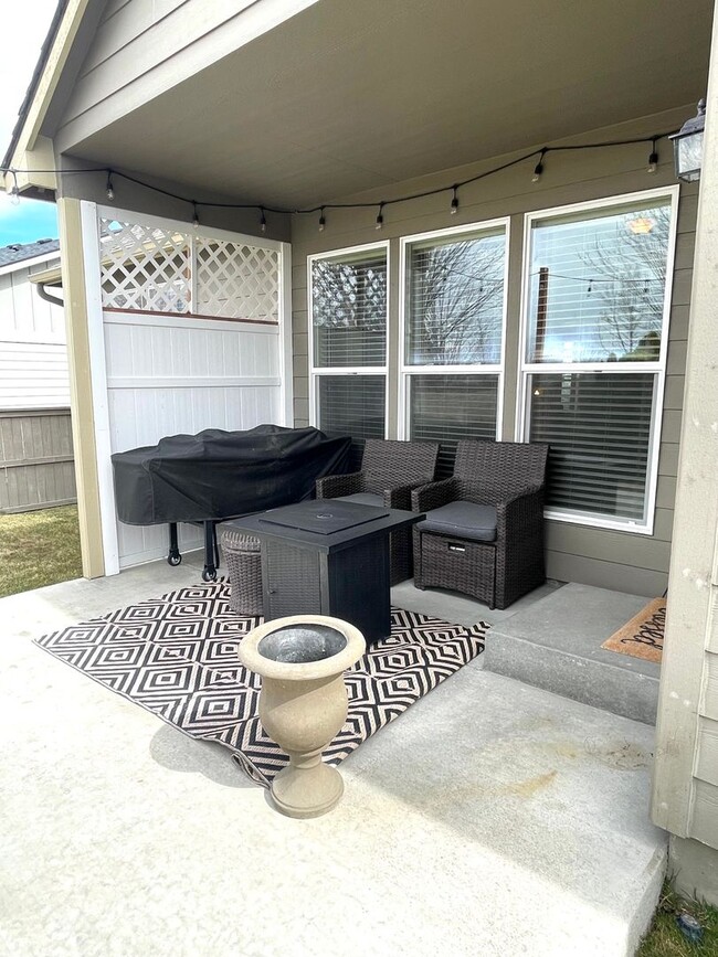 Building Photo - Beautiful Creekstone Home in Kennewick!