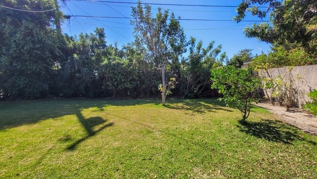 Building Photo - 3 Bed 2 Bath House Right Next To Disneyland! Available Now!