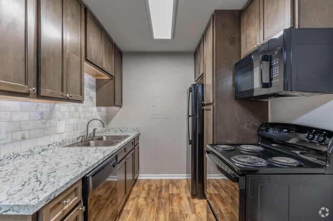 1BR, 1BA - 650SF - Kitchen - The Linden