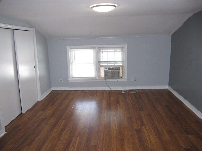 Building Photo - 6 Cart Path