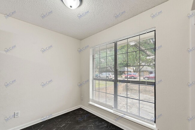 Building Photo - 709 Villa Ridge Dr