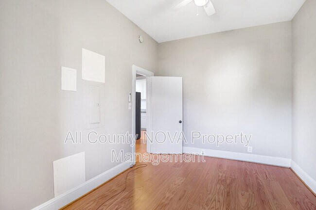 Building Photo - 305 9th St