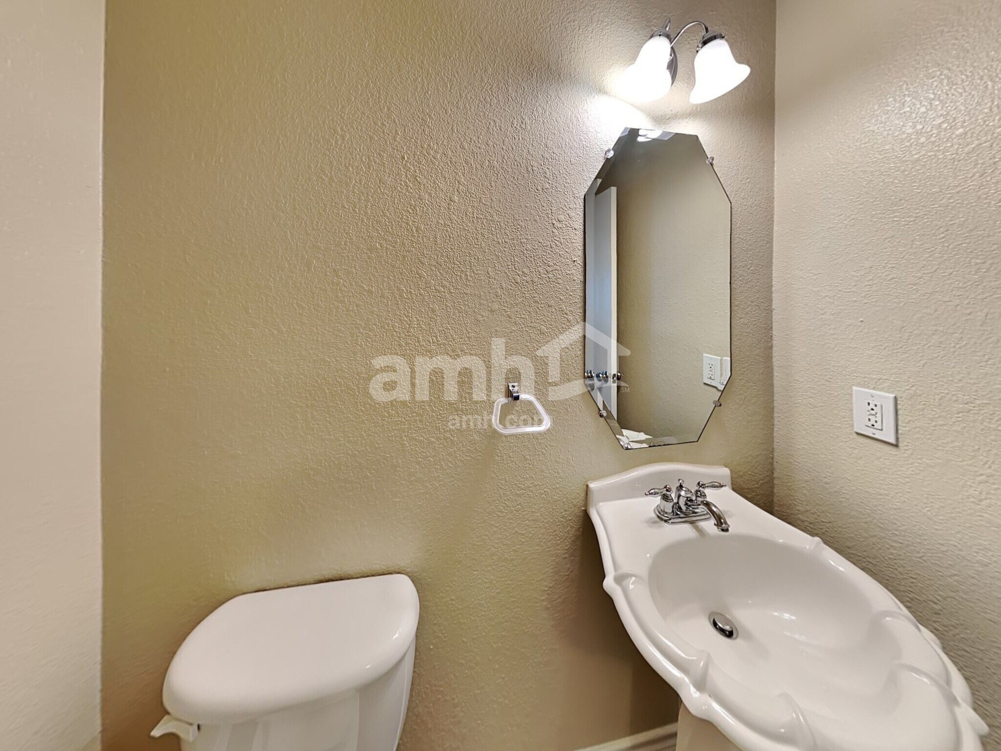 Building Photo - 226 Golden Oak Dr