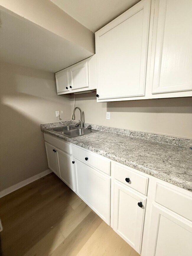 Interior Photo - 563 S 26th Ave Apartments