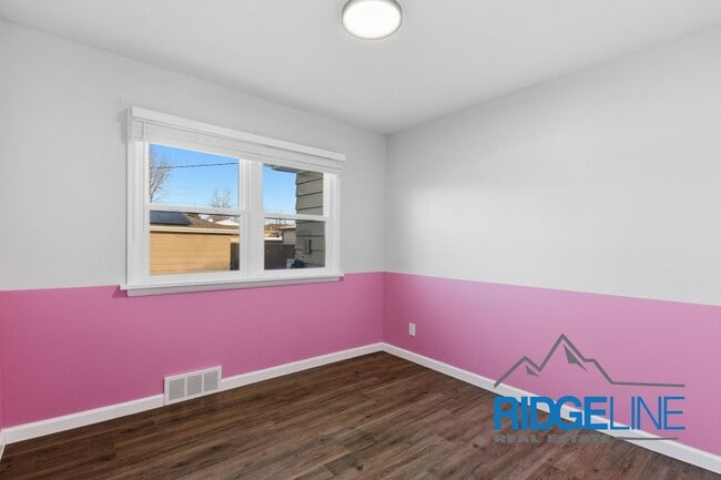 Building Photo - Immaculately Cared for Remodeled East End home