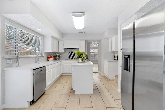 Building Photo - 12800 Briar Forest Dr