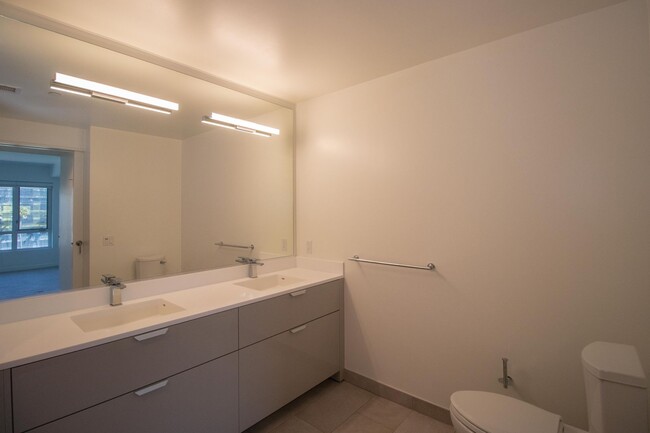 Building Photo - Modern & Spacious 2br/2ba In Mission Bay w...