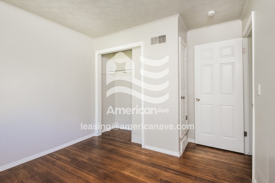 Building Photo - 725 E 42nd St N