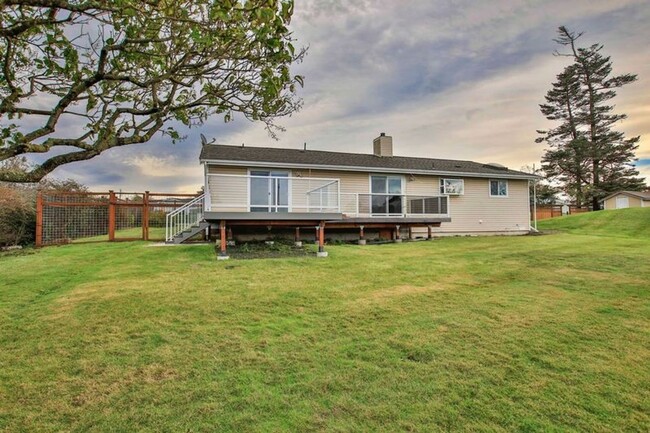 Building Photo - Lovely Home Located Off West Beach with View!