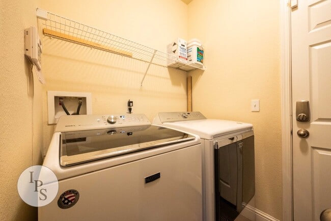Building Photo - Sanger Home, 4BR/3BA, Near HighSchool + Parks