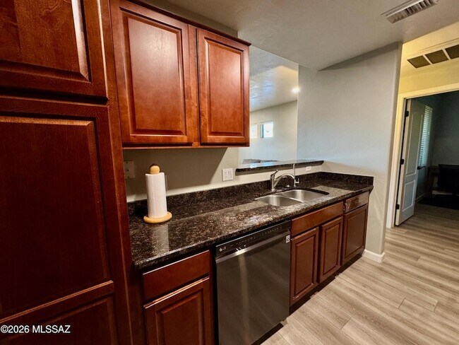 Building Photo - 2550 E River Rd