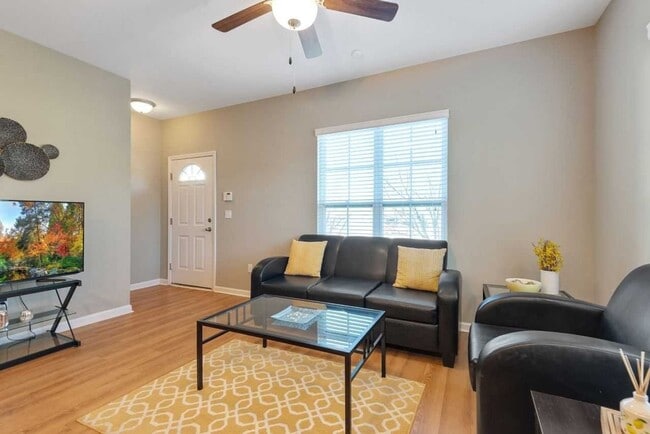 Building Photo - Modern 3-Bed, 3-Bath Townhome with Stylish...